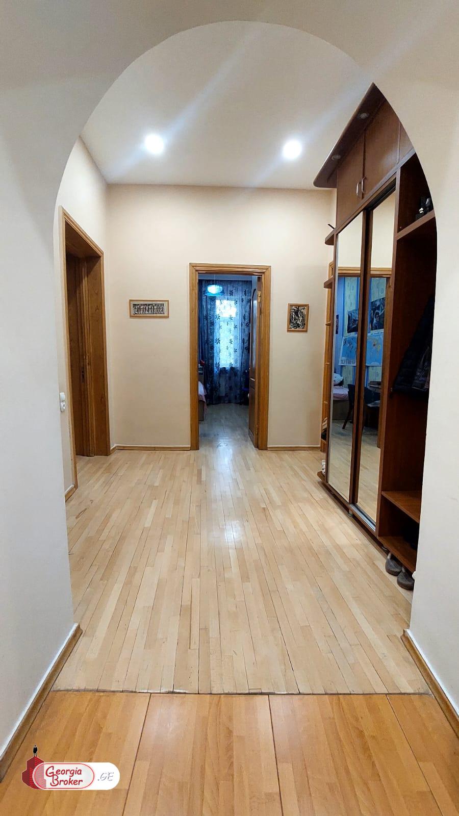 продается квартира с новым ремонтом 5-комнат